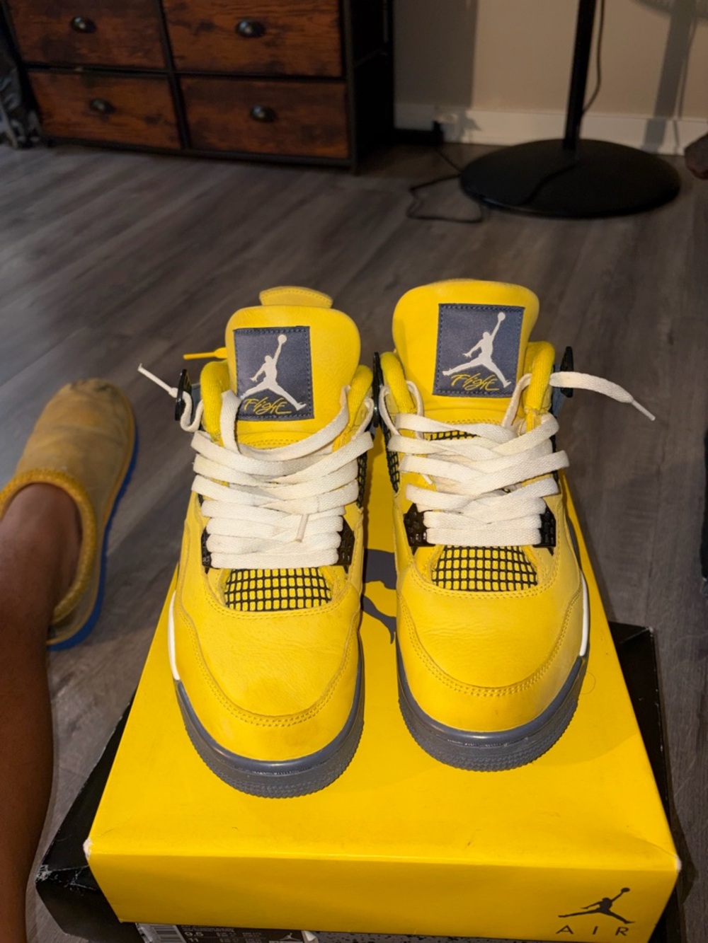 Jordan 4 lightning  - Yellow